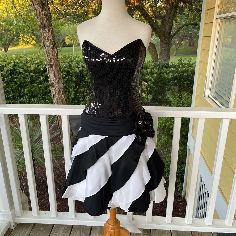 Tadashi Sequin Top Striped Party / Prom Dress